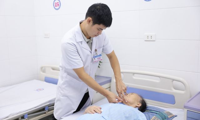 Hành trình phục hồi sau đột quỵ - Từ phụ thuộc đến tự chủ trong sinh hoạt