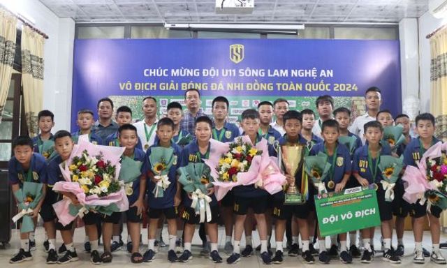 Đội bóng U11 SLNA nhận thưởng gần 500 triệu đồng sau chức vô địch toàn quốc