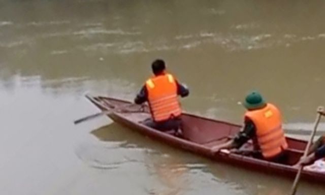 Hai cháu bé mất tích trên sông Nậm Mộ