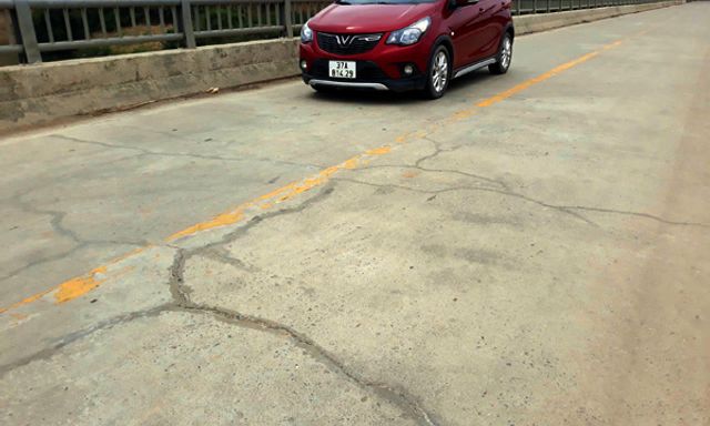 Xuất hiện vết nứt nẻ chằng chịt trên mặt cầu Hiếu