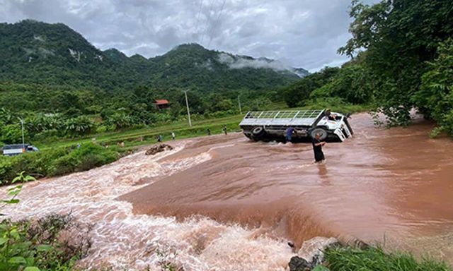 Mưa lũ chia cắt nhiều tuyến đường ở xã vùng cao Nghệ An