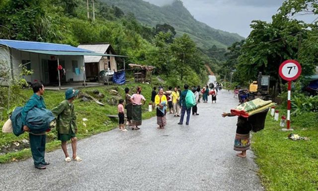 Di dời khẩn cấp hàng chục hộ dân do nguy cơ sạt lở