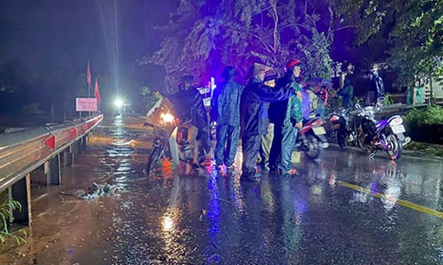 Nghệ An: Nước sông Cả dâng cao, Quốc lộ 7A bị chia cắt