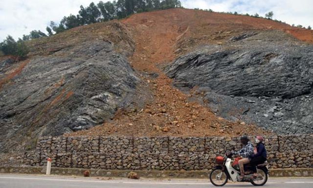 Nghệ An: Tiềm ẩn nguy cơ sạt lở đất, đá lăn trên đường ĐT 538B