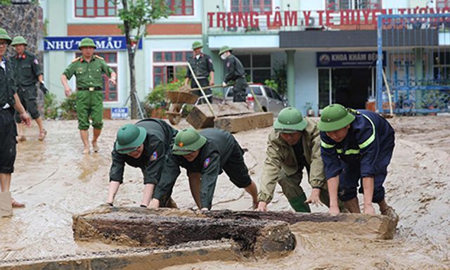 Điều động gần 400 cán bộ chiến sỹ Công an giúp người dân khắc phục hậu quả lũ lụt