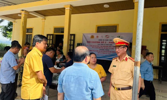 Đội Cảnh sát giao thông đường bộ số 2 chung tay giúp đỡ bà con vùng lũ ở Nghệ An