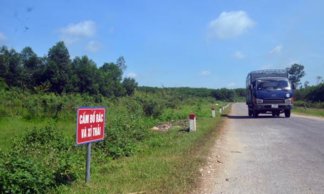 Nghệ An: Đổ trộm rác thải, xà bần trên Quốc lộ 48E