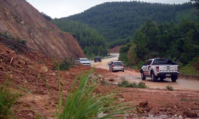 Nghệ An: Quốc lộ 7C sạt lở nghiêm trọng gây mất an toàn giao thông