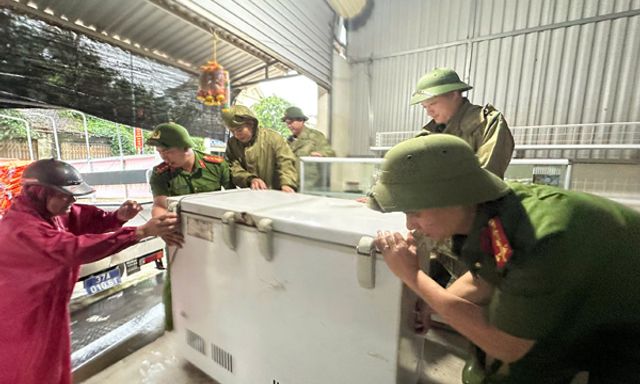 Nghệ An: Di dời hàng chục hộ dân có nguy cơ ngập lụt, sạt lở tránh bão Bualoi