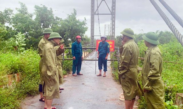 Nghệ An: Cấm người dân, phương tiện qua cầu treo trước khi bão Bualoi đổ bộ