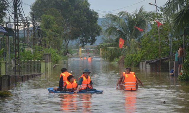 Nghệ An: Nước sông Con dâng nhanh, người dân hối hả di dời tài sản