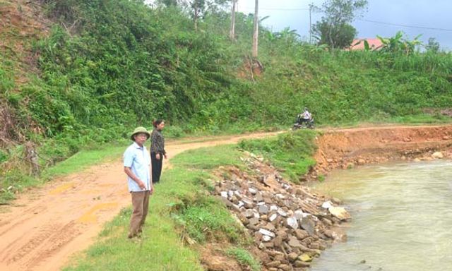 Nghệ An: Đường vào bản sạt lở, nguời dân mong mỏi tuyến đường mới