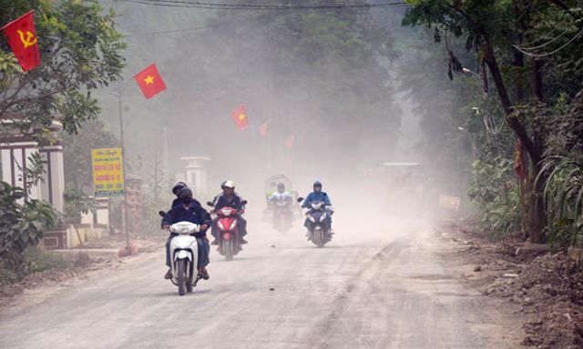Nghệ An: Bụi bay mù mịt, che khuất tầm nhìn trên tuyến đường ĐT.534B đang thi công