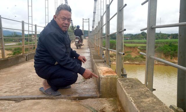 Nghệ An: Dân thấp thỏm khi đi qua cầu treo bị bão xô lệch 