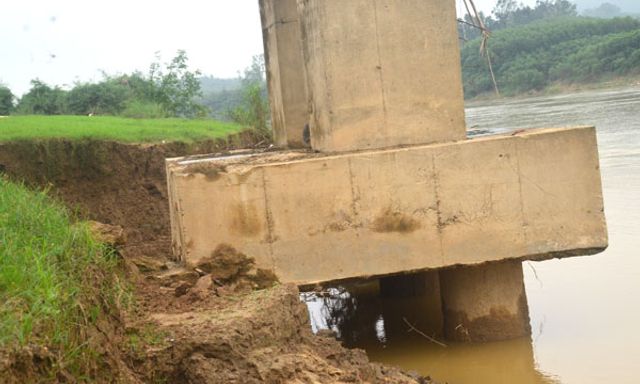 Nghệ An: Cầu treo bắc qua sông Con lộ móng cột trụ