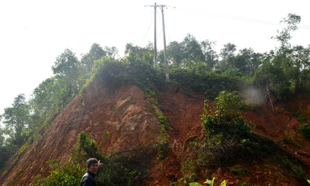Nghệ An: Cột điện đôi sụt móng, tiềm ẩn nguy cơ mất an toàn cho người dân