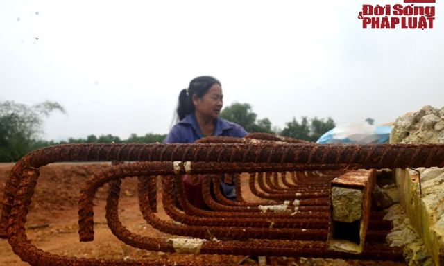 Nghệ An: Sắt thép gỉ sét, bùn lầy nhão nhoét trên tuyến đường Lạt – Làng Rào
