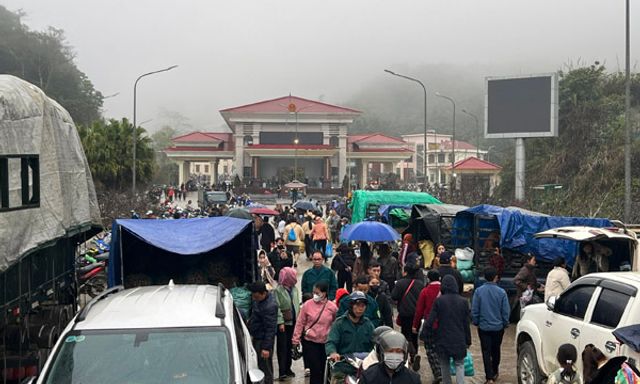 Chen chân đi chợ phiên Nậm Cắn dịp giáp Tết