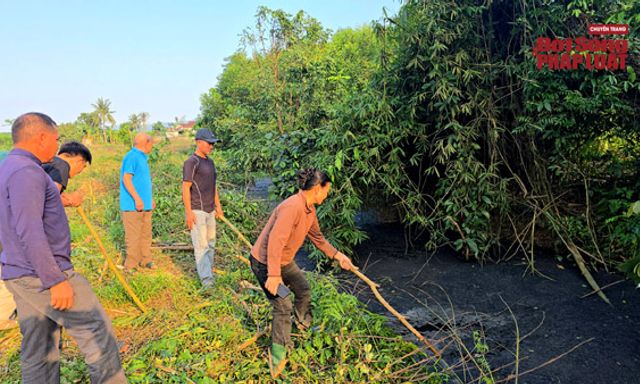 Nghệ An: Nước suối Khe Dứa giáp ranh 2 xã có màu đen, đặc quánh, bốc mùi hôi thối