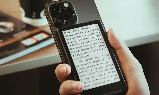 Máy đọc sách mini gắn lên lưng iPhone, màn bé tí nhưng tiện vì dùng thay nhiều thứ khác được