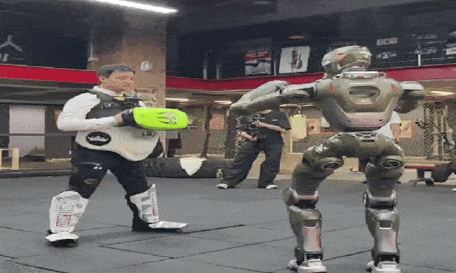 Bị nghi ngờ dùng CGI, CEO công ty Trung Quốc làm bia để robot chiến đấu đạp ngã văng xuống đất