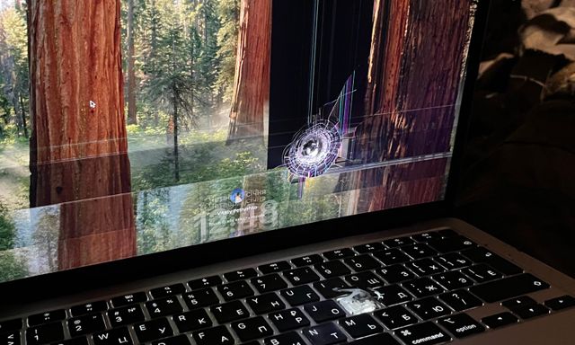 Chiếc Macbook Air M1 thủng lỗ vì mảnh pháo, màn hình nứt vỡ mà vẫn hoạt động được