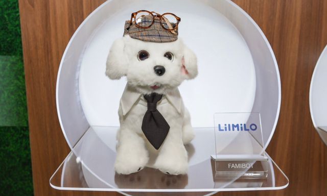 Ecovacs trình diễn chó robot, robot lau kính, cắt cỏ và vệ sinh hồ bơi tại CES 2026