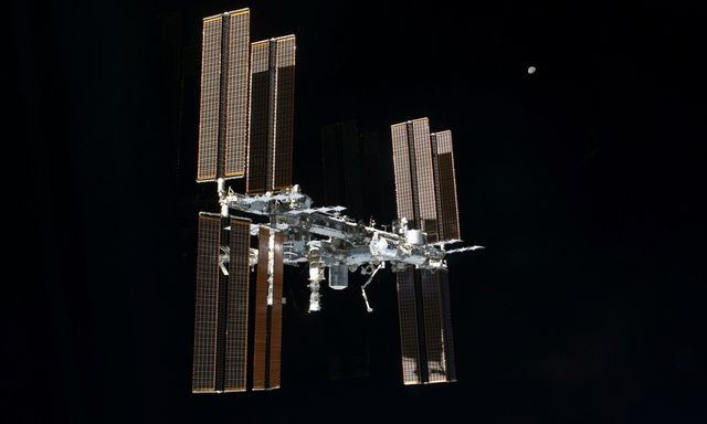 NASA lần đầu sơ tán phi hành đoàn ISS sau sự cố sức khỏe hiếm gặp của phi hành gia