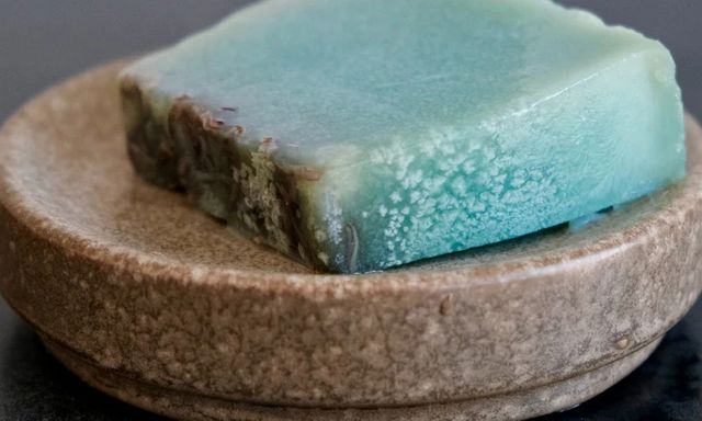 Hỏi AI: Xà phòng có tự nó nhiễm khuẩn được không?