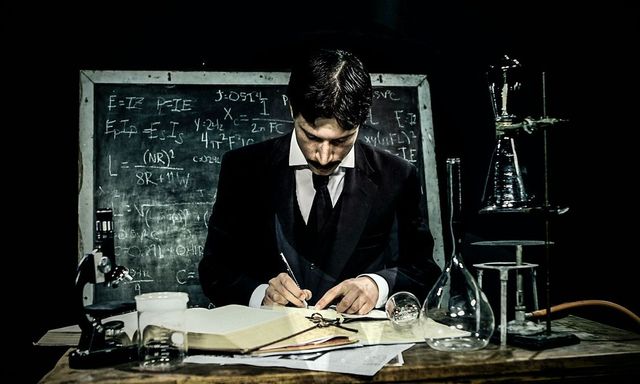 Người viết tiểu sử của Nikola Tesla khẳng định nhà khoa học này đã liên lạc với người ngoài hành tinh