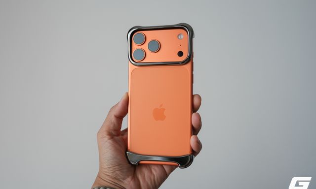 Đây là ốp cho iPhone 17 Pro Max với giá hơn 2 triệu đồng nhưng hở gần hết, chỉ che cái cần che