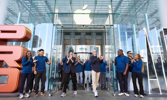 Tim Cook nhận gần 2.000 tỷ đồng tiền lương năm 2025, Apple chuẩn bị chuyển giao quyền lực