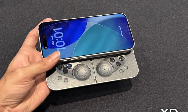 Phụ kiện này biến iPhone Air thành điện thoại Xperia chuyên game từ 15 năm trước