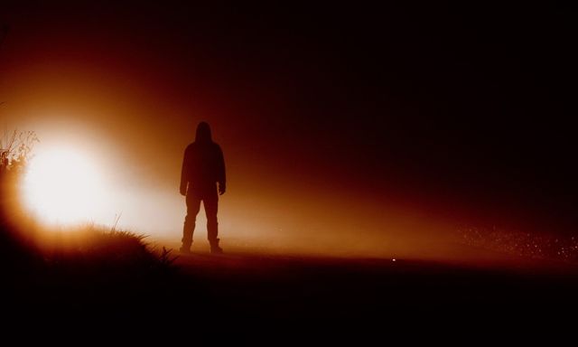 Từ triệu phú công nghệ thành kẻ trắng tay: Bi kịch người đàn ông lang thang sa mạc tìm người ngoài hành tinh vì tin lời AI của Meta