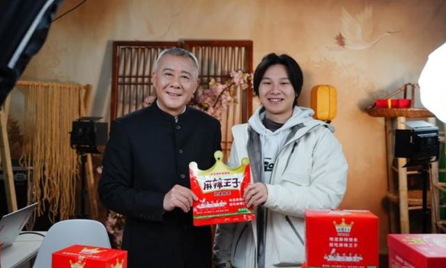 Chàng trai 20 năm sống khổ vì tưởng nhà nợ nần, tốt nghiệp xong mới biết mình là người thừa kế tập đoàn tỷ đô