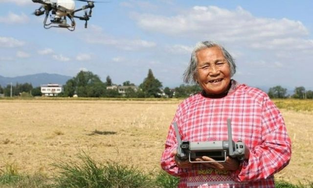 Bà ngoại 82 tuổi gây sốt mạng Trung Quốc với kỹ năng điều khiển drone nông nghiệp và bán hàng livestream