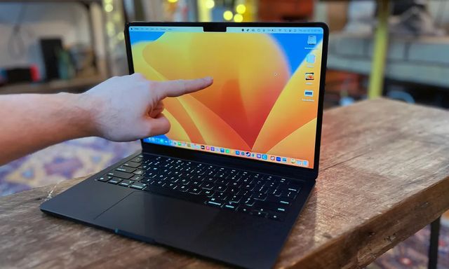 Nói thật là, MacBook mới chỉ cần màn OLED đẹp xịn là được, chạm cảm ứng xin hãy nhường cho iPad