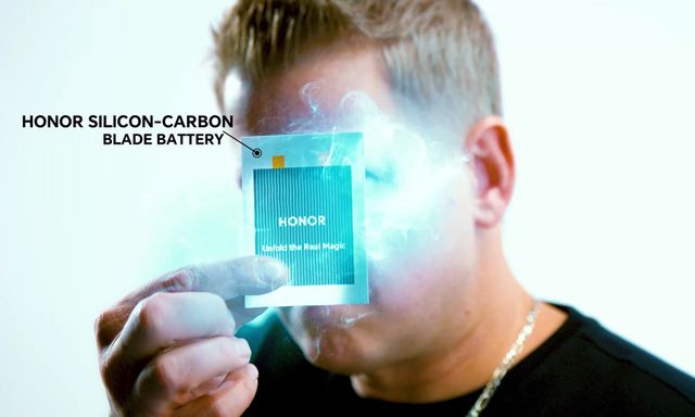 HONOR trình diễn Blade Battery 7.000 mAh - Viên pin 