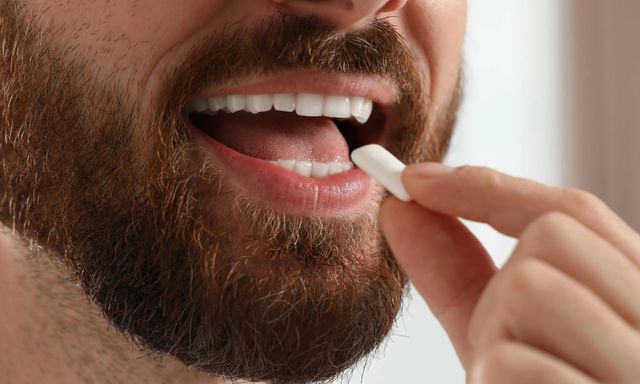 Nhai kẹo cao su có thực sự giảm hôi miệng không?