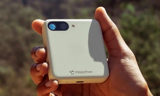 Điện thoại trông như iPhone 5c bẻ đôi, cắt hết tính năng, không mạng xã hội, email công việc, giá từ 10 triệu