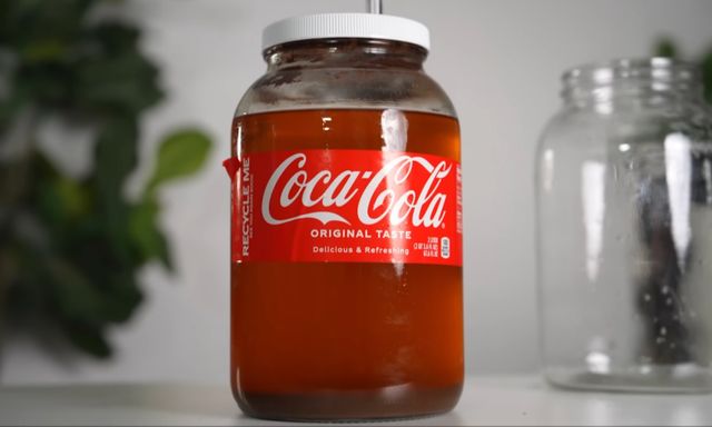 Youtuber biến Coca Cola thành rượu bằng mật ong, nói vị giống caramen và chút táo, quế