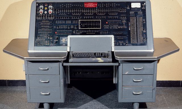 Ngày này năm xưa: Chiếc máy tính nặng bằng 2 chiếc ô tô, ngốn điện bằng cả khu phố, giá gần 400 tỷ đồng - nhưng 