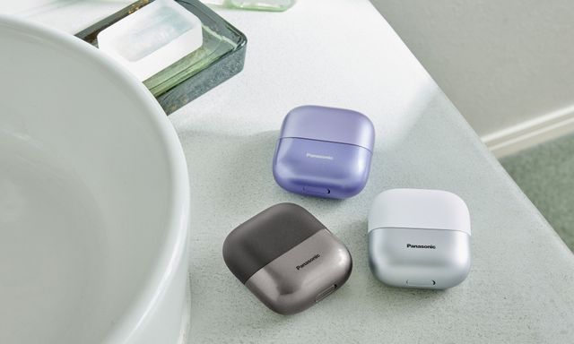 Panasonic có món đồ nhìn tưởng tai nghe không dây, mở nắp ra lại thành máy cạo râu nhỏ gọn mà dùng 