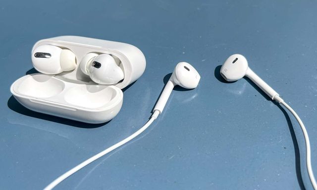 Từ EarPods đến AirPods: Hành trình biến món phụ kiện 