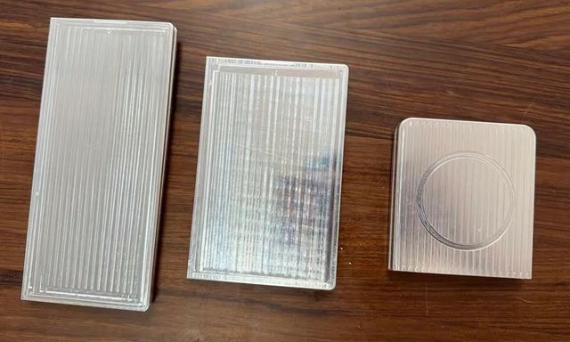 Sau iPhone Fold, đến lượt 3 máy gập nhà Samsung lộ dummy nhôm từ bên làm phụ kiện