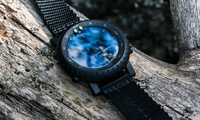 Smartwatch hãng lạ có thời lượng pin tính bằng năm, tính năng không nhiều nhưng hợp với người thích lên rừng xuối biển