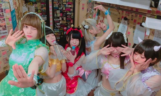 Nữ idol Nhật Bản gây bão mạng vì cho fan ngửi nách sau biểu diễn, hé lộ góc khuất khắc nghiệt của giới underground