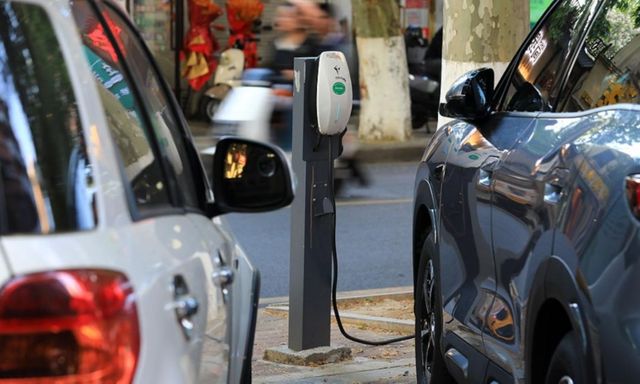 Chủ xe điện Trung Quốc hoang mang vì xe bị “khóa pin” từ xa, quãng đường tụt từ 500 km xuống chưa tới 300 km