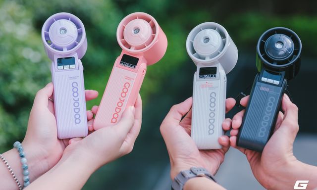 Dùng thử quạt cầm tay mini phun sương giá chỉ hơn 200.000 đồng mới thấy mỗi gió thôi là chưa đủ!