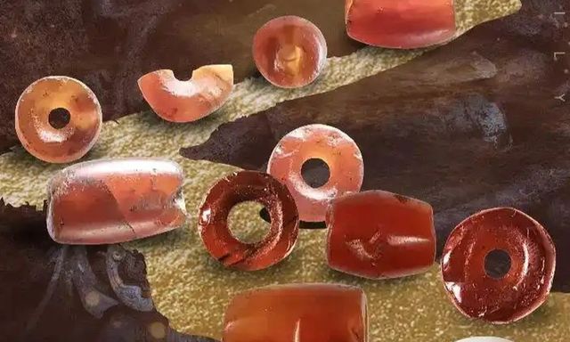 Bí ẩn 11 hạt mã não đỏ ở Tam Tinh Đôi: Dấu vết mạng lưới giao thương xuyên lục địa từ 3.000 năm trước